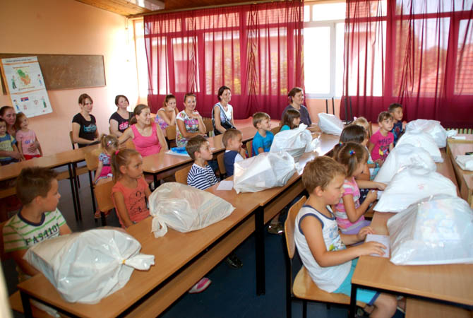 MNT beiskolázási csomagosztás Szenttamáson, 2015. szept. 2.